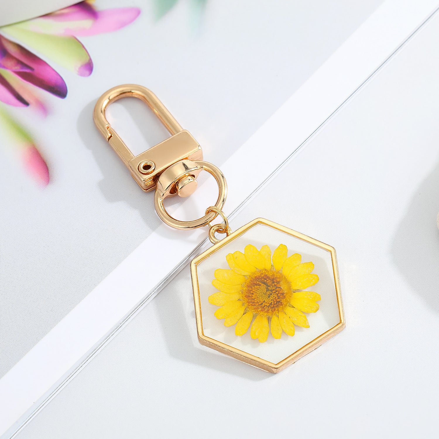 Wholesale 5pcs/pack Dried Flowers Natural Flowers Drip Oil Daisy Alloy Keychains
